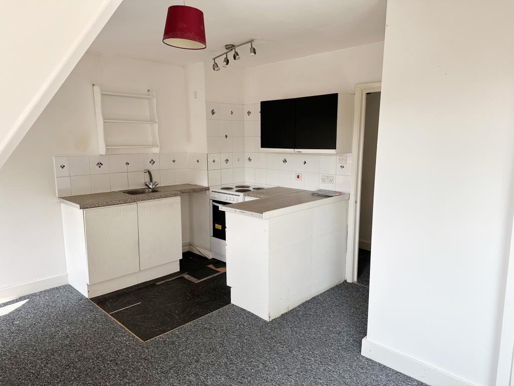 Lot: 113 - ONE-BEDROOM TOP FLOOR FLAT WITH SHARE OF FREEHOLD - Open plan kitchen space